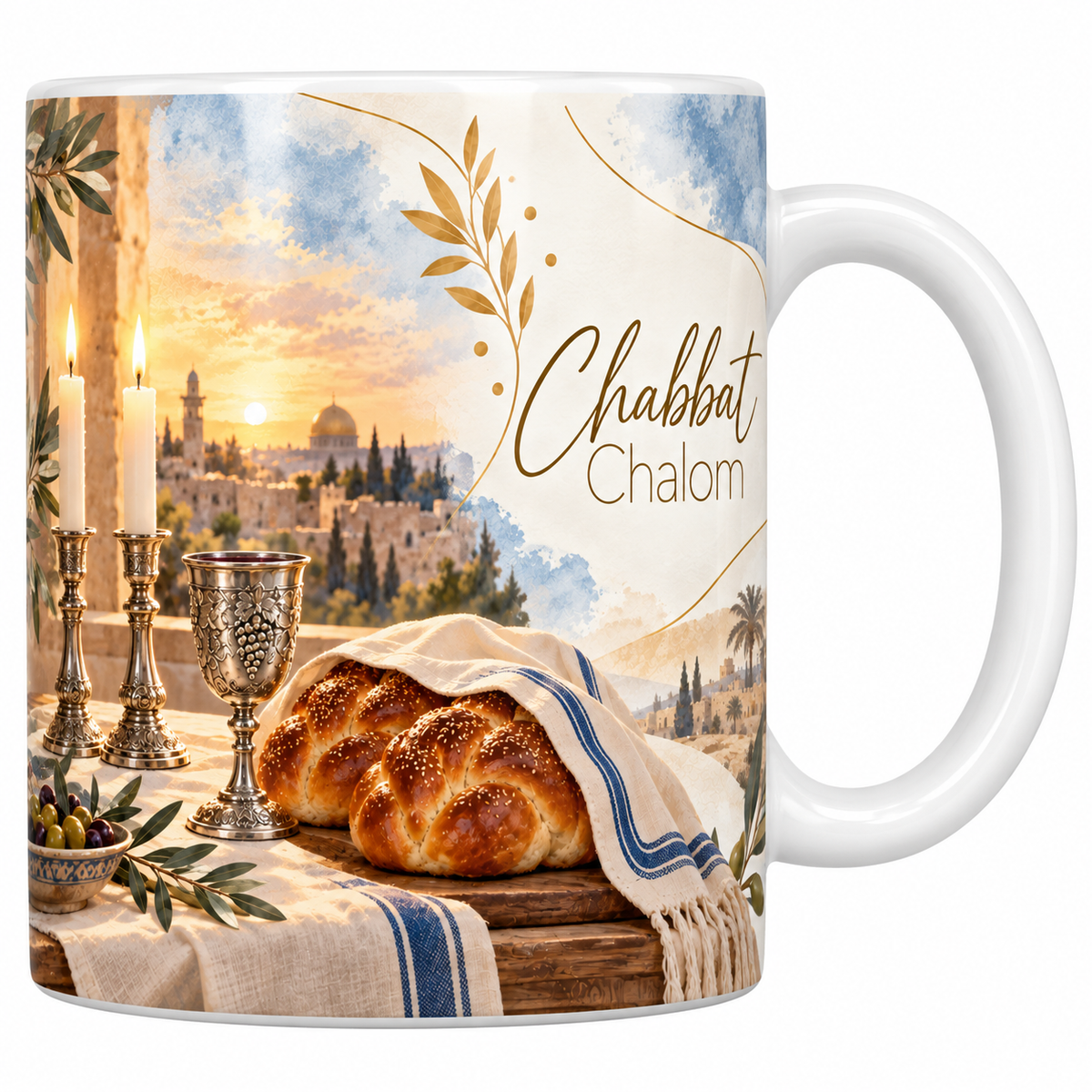 Mug céramique blanche 330 ml illustré de deux bougeoirs d'argent aux bougies allumées, d'une coupe de kiddouch et de deux challot sous un linge brodé, avec Jérusalem au couchant et la formule Chabbat Chalom en lettres dorées