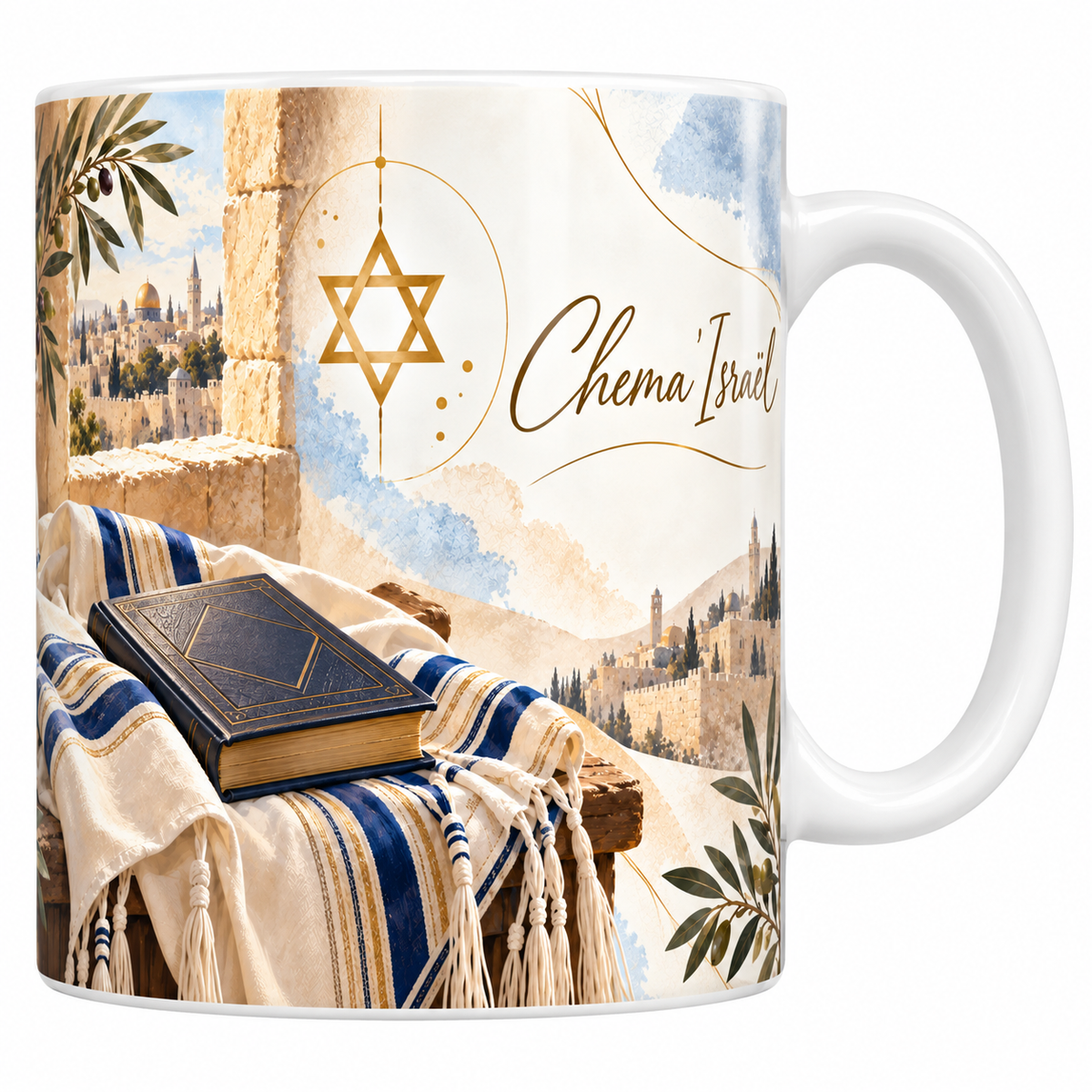 Mug céramique blanche 330 ml illustré d'un talit blanc à raies bleues et or aux franges nouées, un livre relié de cuir bleu nuit posé dessus, avec Jérusalem au loin et le titre Chema Israël en lettres dorées
