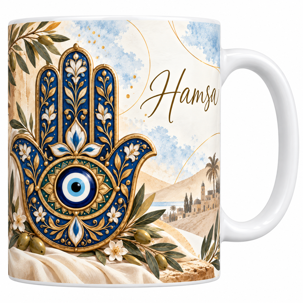 Mug céramique blanche 330 ml illustré d'une grande main hamsa en émail bleu profond, blanc et or à l'oeil bleu, posée sur une étoffe crème près d'une jarre, avec oliviers et le titre Hamsa en lettres dorées