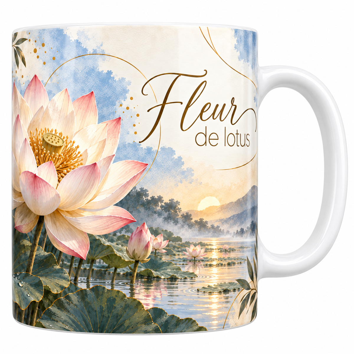 Mug céramique blanche 330 ml illustré d'une grande fleur de lotus blanche et rose ouverte au bord d'un étang au petit matin, avec ses larges feuilles perlées de gouttes, et le titre Fleur de Lotus en lettres dorées