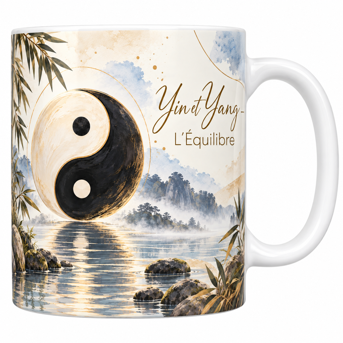 Mug céramique blanche 330 ml illustré d'un grand symbole yin et yang noir et blanc nacré suspendu au-dessus d'un plan d'eau semé de rochers, avec bambous et pitons rocheux, titre Yin et Yang en lettres dorées