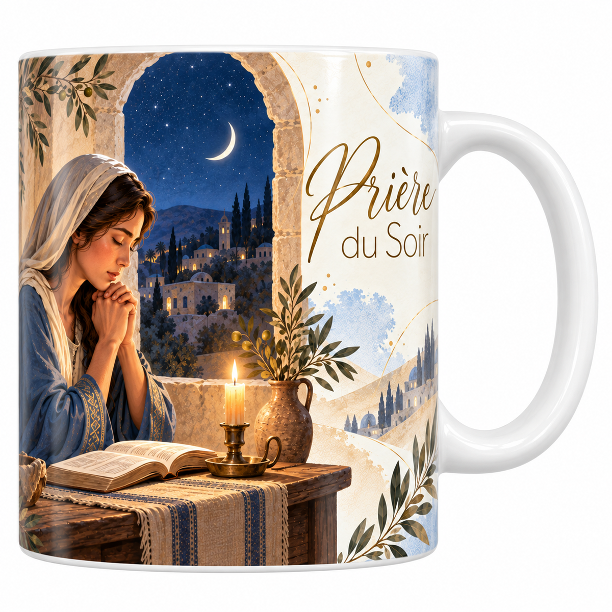 Mug céramique blanche 330 ml illustré d'une bougie allumée dans un bougeoir de laiton, d'une cruche garnie d'olivier et d'un livre ouvert sur une table de bois, avec le croissant de lune et un village éclairé, et le titre Prière du Soir en lettres dorées