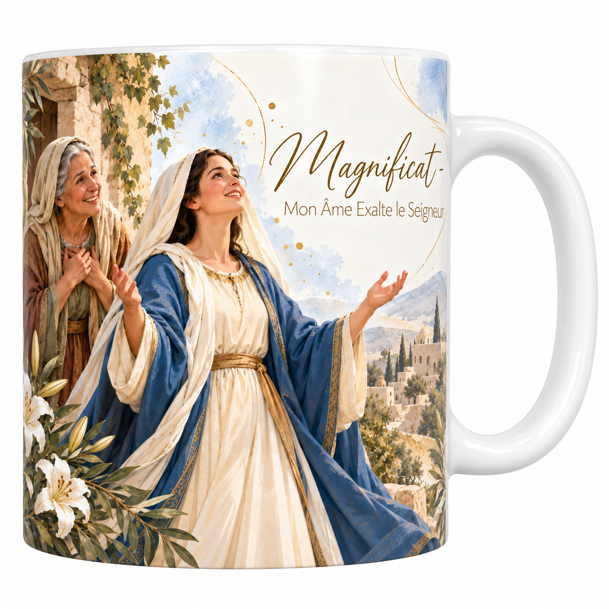 Mug céramique blanche 330 ml illustré d'une jeune femme en voile clair et manteau bleu brodé d'or, la main levée paume ouverte devant un village de pierre et des collines, avec des lys blancs, et le titre Magnificat, Mon Âme Exalte le Seigneur en lettres dorées