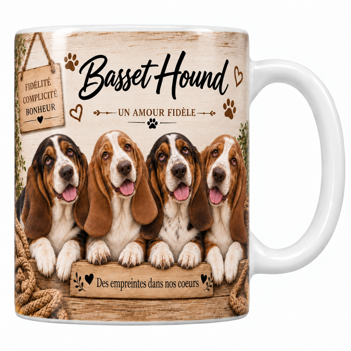 Mug blanc Basset hound aquarelle : quatre chiens tricolores aux très longues oreilles et aux yeux tombants derrière une planche de bois gravée, pancarte Fidélité Complicité Bonheur et plaid tressé