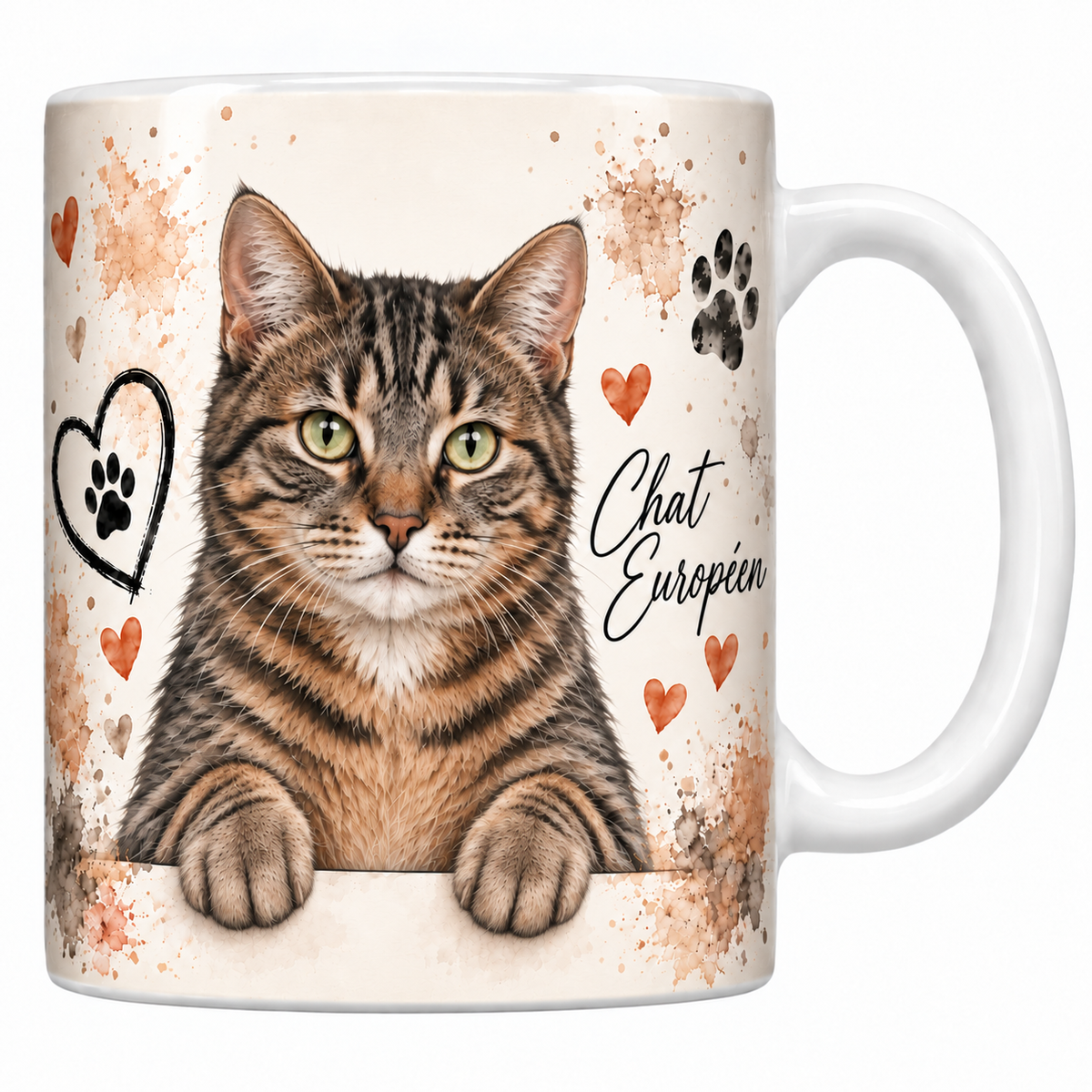 Mug blanc céramique imprimé d'un chat européen à la robe tigrée brune et aux yeux verts en buste sur fond crème éclaboussé d'aquarelle, coeur au trait, empreintes de pattes et nom en cursive noire