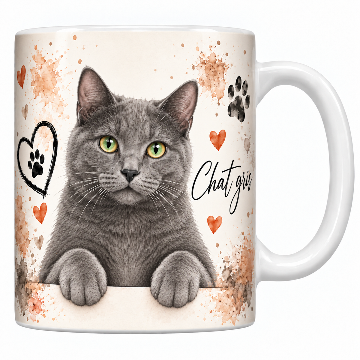 Mug blanc céramique imprimé d'un chat gris au poil court uniforme et aux yeux verts en buste sur fond crème éclaboussé d'aquarelle, coeur au trait, empreintes de pattes et nom en cursive noire