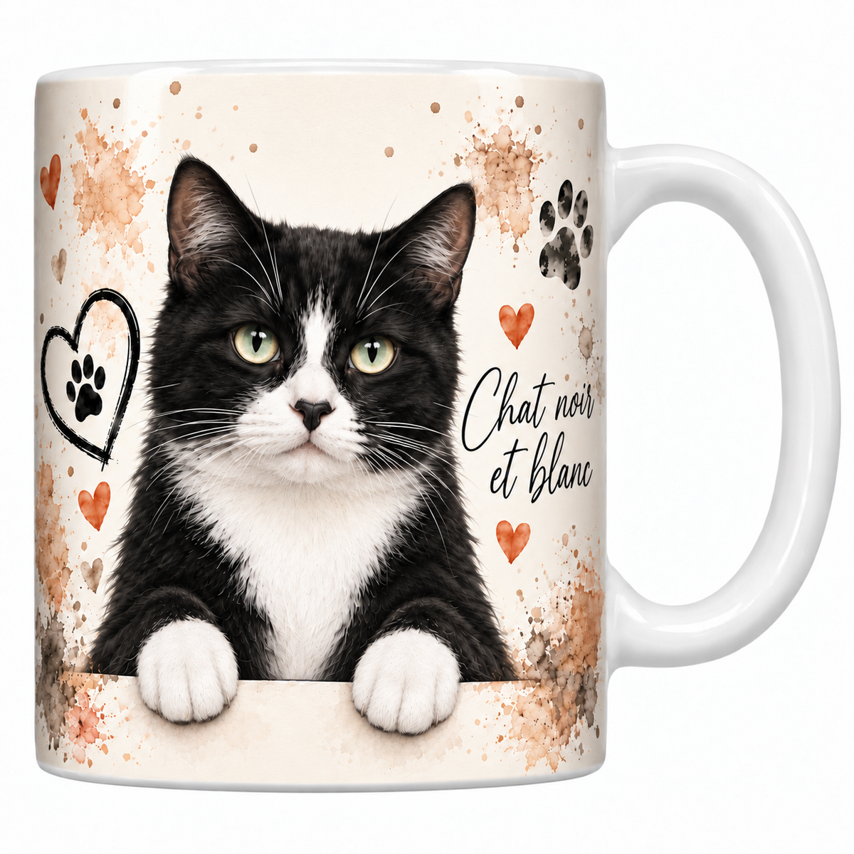 Mug blanc céramique imprimé d'un chat noir et blanc au masque sombre et à la bavette blanche en buste sur fond crème éclaboussé d'aquarelle, coeur au trait, empreintes de pattes et nom en cursive noire