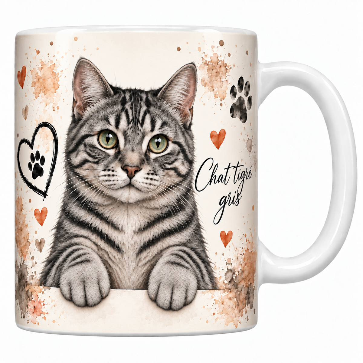 Mug blanc céramique imprimé d'un chat tigré gris aux rayures sombres et aux yeux verts en buste sur fond crème éclaboussé d'aquarelle, coeur au trait, empreintes de pattes et nom en cursive noire