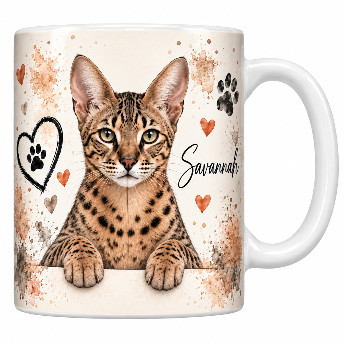 Mug blanc céramique imprimé d'un savannah à la robe fauve tachetée de noir et aux oreilles hautes en buste sur fond crème éclaboussé d'aquarelle, coeur au trait, empreintes de pattes et nom en cursive noire