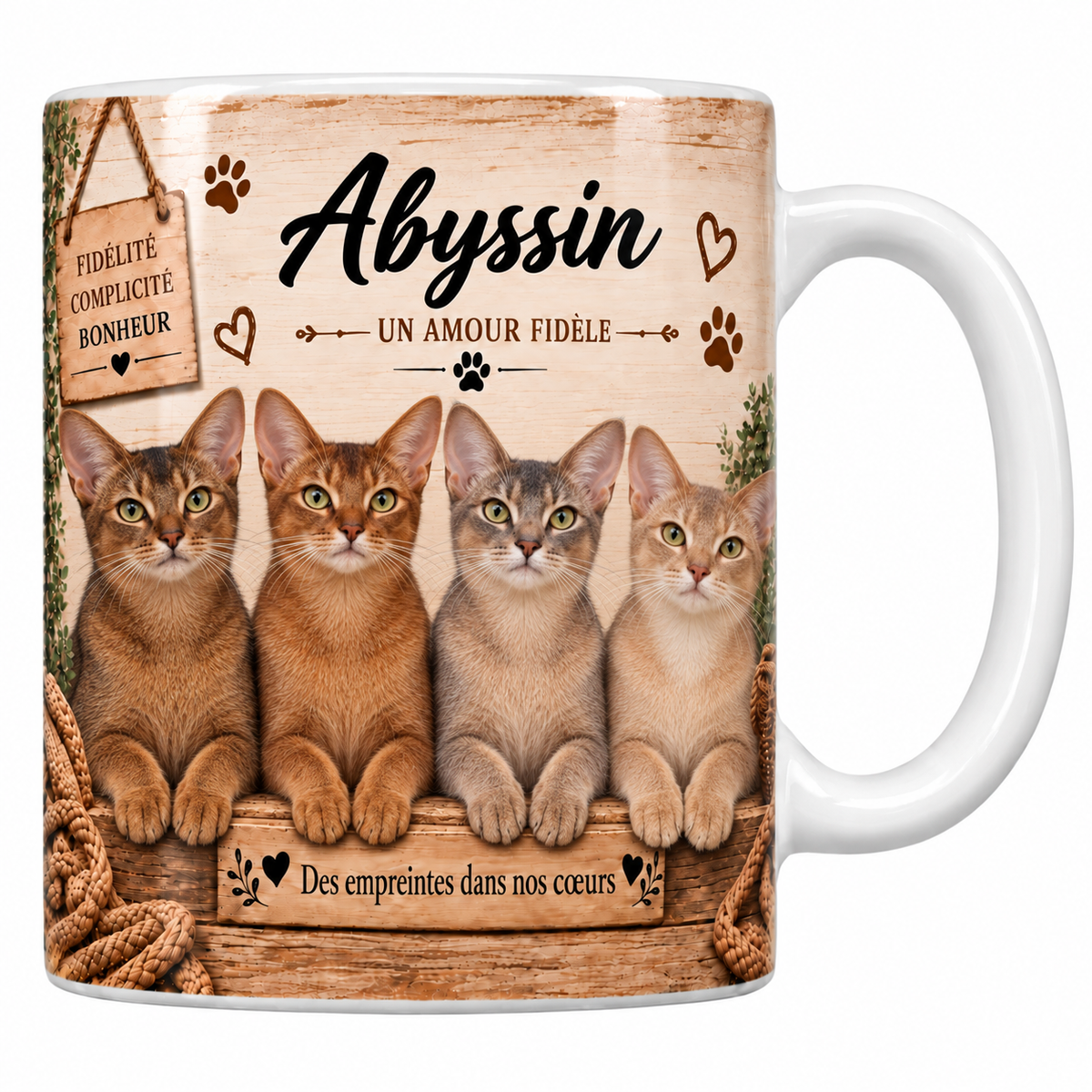 Mug blanc céramique imprimé de quatre abyssins à la robe tiquetée roux sorrel aux grandes oreilles dressées alignés derrière une planche de bois gravée Des empreintes dans nos coeurs, pancarte Fidélité Complicité Bonheur et nom en cursive