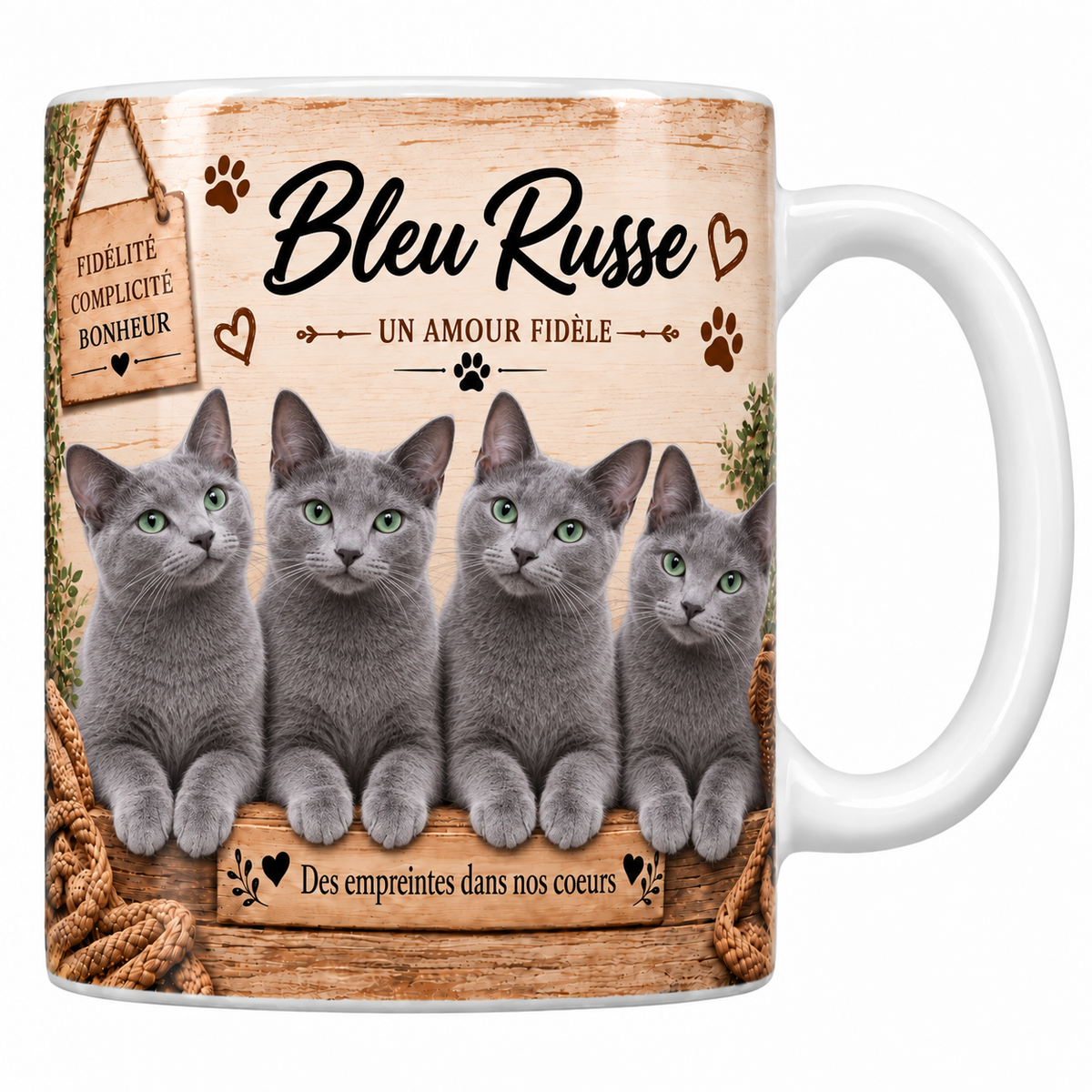 Mug blanc céramique imprimé de quatre bleus russes à la fourrure gris-bleu dense et aux yeux verts alignés derrière une planche de bois gravée Des empreintes dans nos coeurs, pancarte Fidélité Complicité Bonheur et nom en cursive