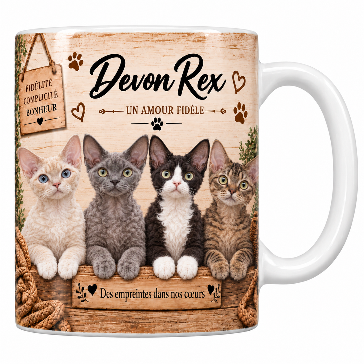 Mug blanc céramique imprimé de quatre devon rex au poil court bouclé crème, gris, bicolore et tigré alignés derrière une planche de bois gravée Des empreintes dans nos coeurs, pancarte Fidélité Complicité Bonheur et nom de la race en cursive