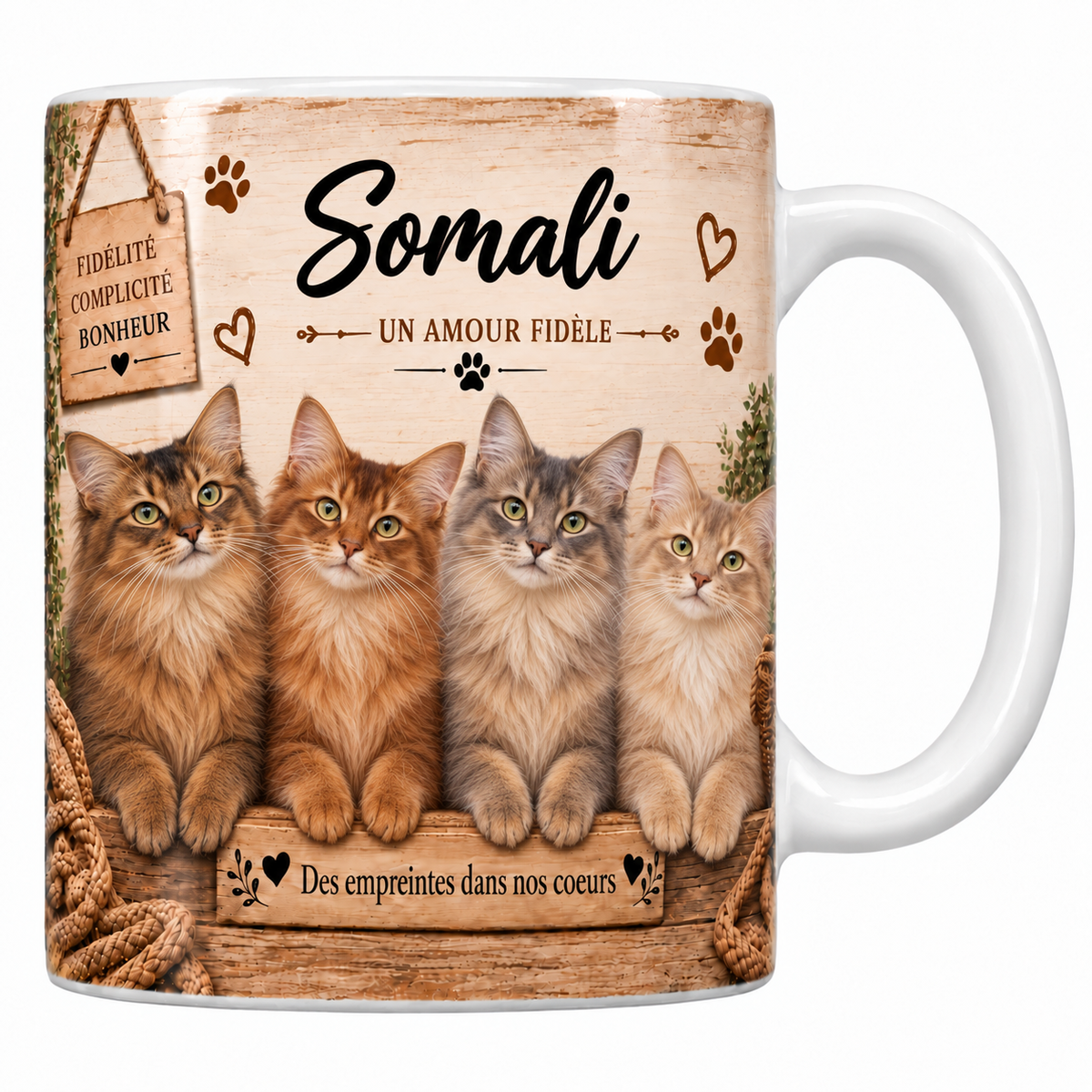 Mug blanc céramique imprimé de quatre somalis à la robe tiquetée rousse au poil mi-long alignés derrière une planche de bois gravée Des empreintes dans nos coeurs, pancarte Fidélité Complicité Bonheur et nom de la race en cursive