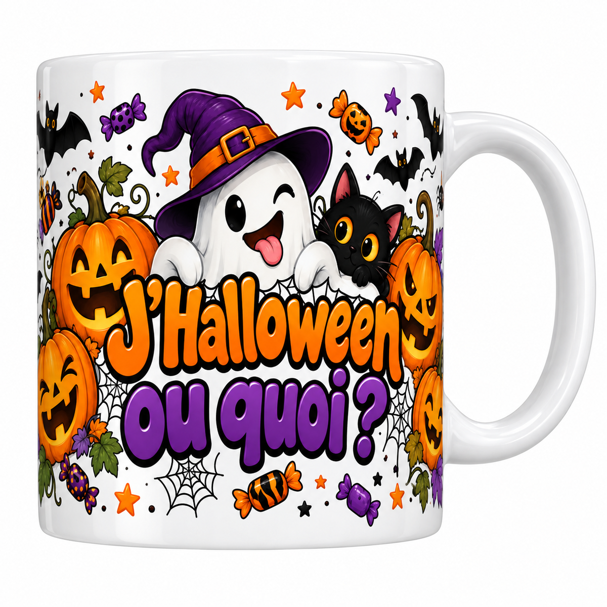 Mug blanc céramique imprimé du slogan J'Halloween ou quoi ? en lettres orange et violettes, fantôme en chapeau de sorcière, chat noir et citrouilles