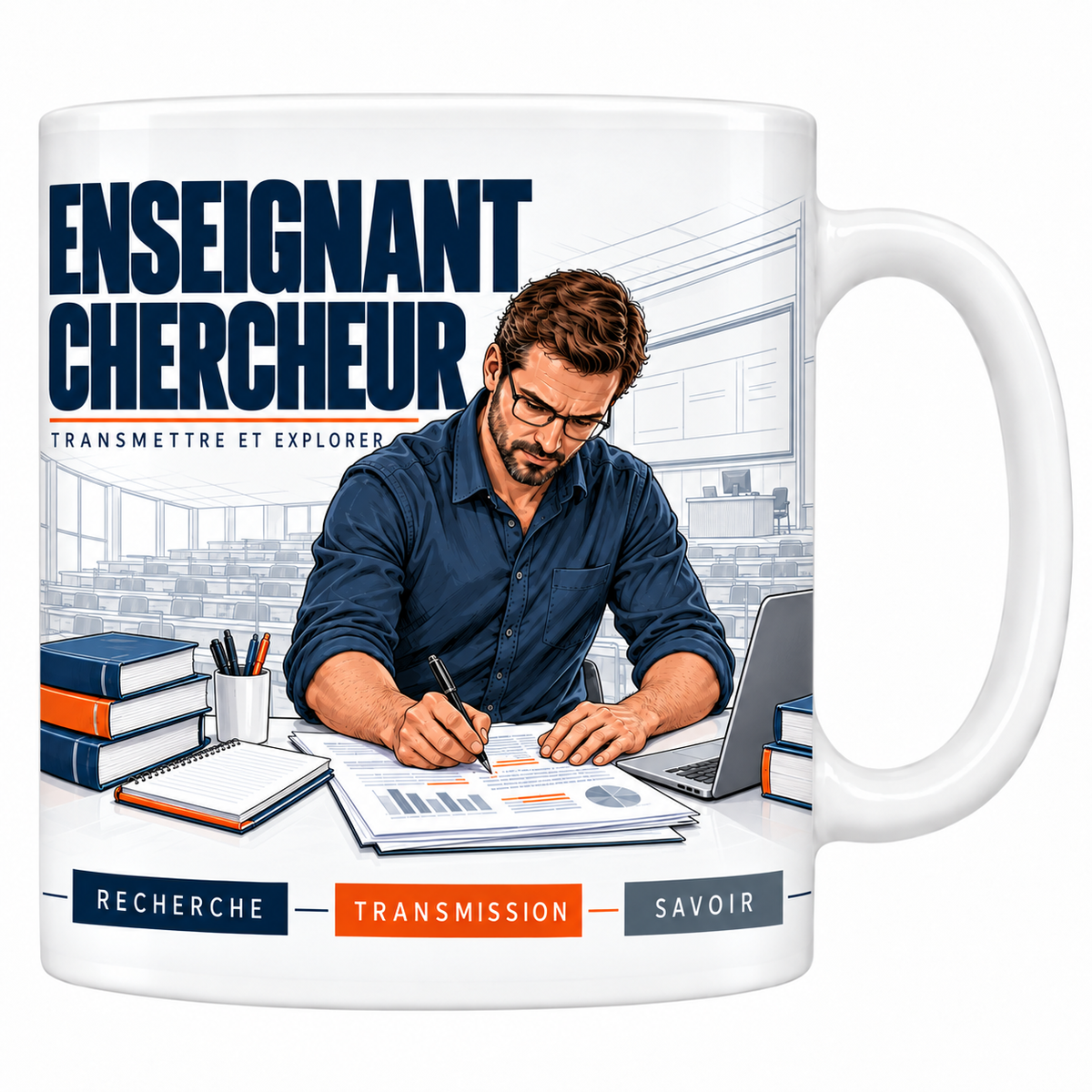 Mug céramique blanc Enseignant-Chercheur : l'enseignant-chercheur à lunettes, en chemise bleu marine, annotant un article, livres et ordinateur portable, amphithéâtre en arrière-plan, devise Transmettre et explorer
