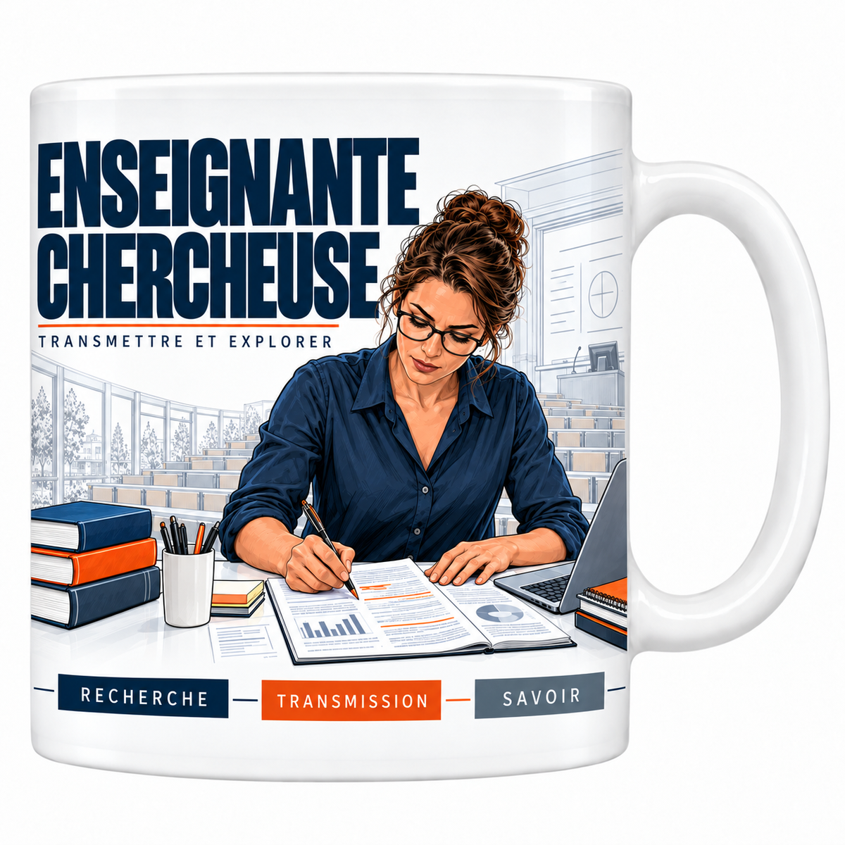 Mug céramique blanc Enseignante-Chercheuse : l'enseignante-chercheuse à lunettes, chignon et chemise bleu marine, annotant un article, livres et ordinateur portable, amphithéâtre en arrière-plan, devise Transmettre et explorer