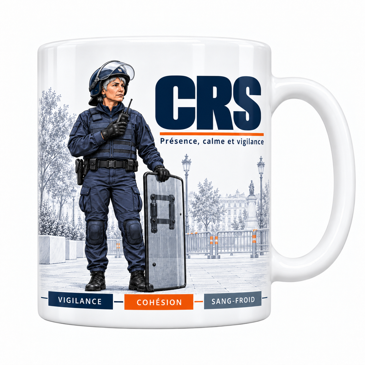 Mug céramique blanc CRS : policière en tenue bleu marine, casque à visière, radio et bouclier, place avec lampadaires et grilles, devise Présence, calme et vigilance