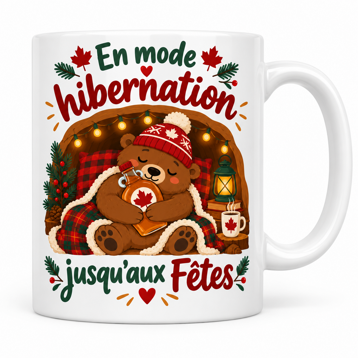 Mug blanc céramique Noël québécois « En mode hibernation jusqu'aux Fêtes » : un ours brun en tuque, blotti dans sa tanière illuminée, serre tendrement une bouteille de sirop d'érable