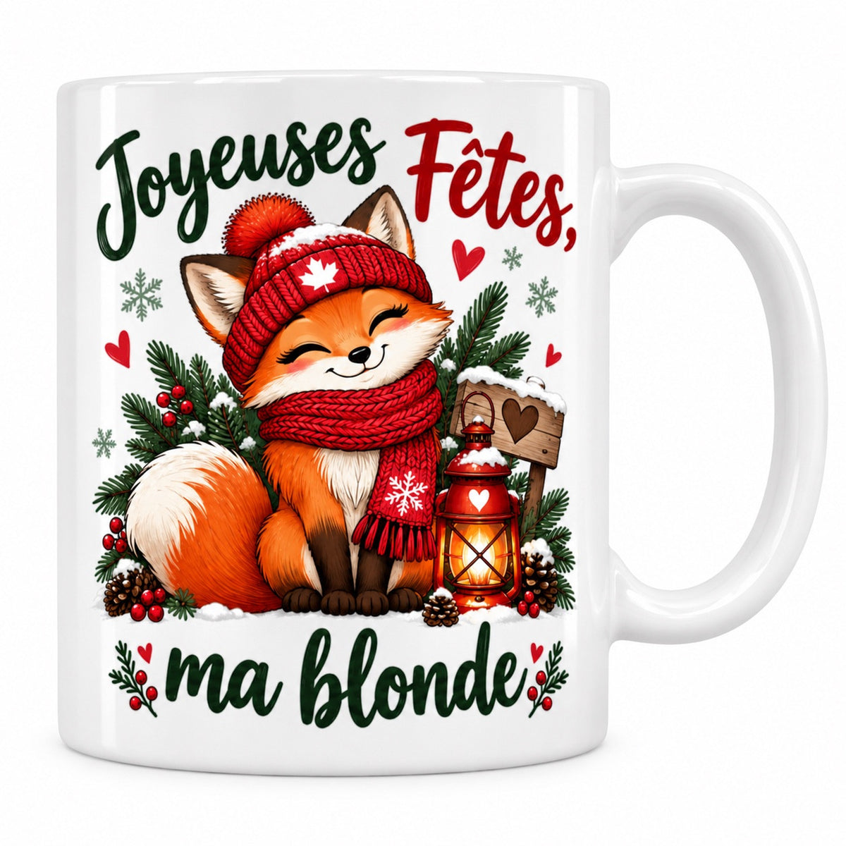 Mug blanc céramique Expression québécoise « Joyeuses Fêtes, ma blonde » : un renard roux en tuque et foulard rouges, blotti entre les branches de sapin, une lanterne et un petit panneau en forme de cœur