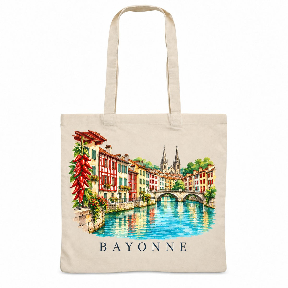 Tote bag Bayonne Essentiel, sac plat en coton naturel 140 g/m² de 38 × 42 cm, illustration aquarelle des maisons basques colorées, de la Nive et des piments