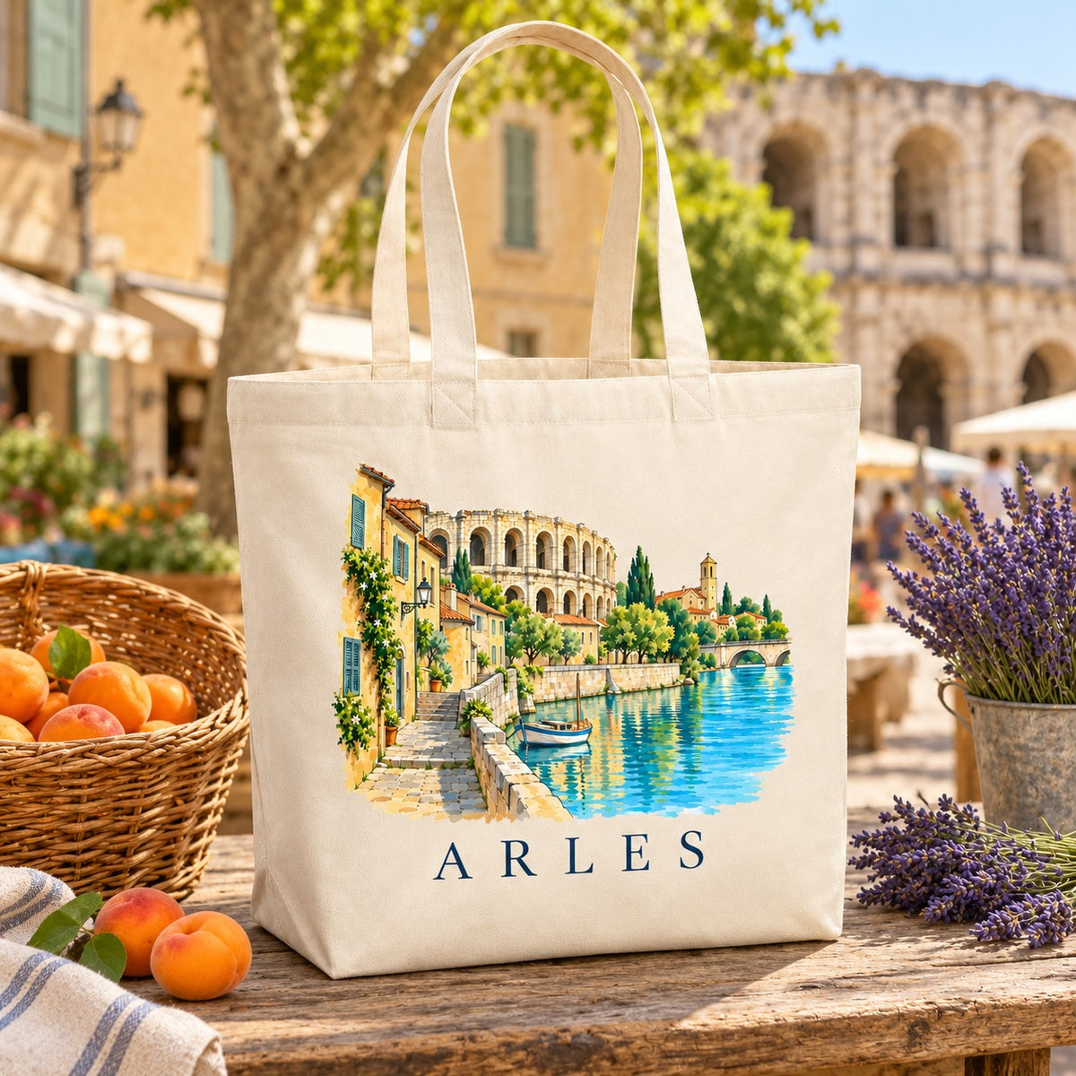 Tote bag Arles Premium posé sur un étal de marché avec des abricots et de la lavande