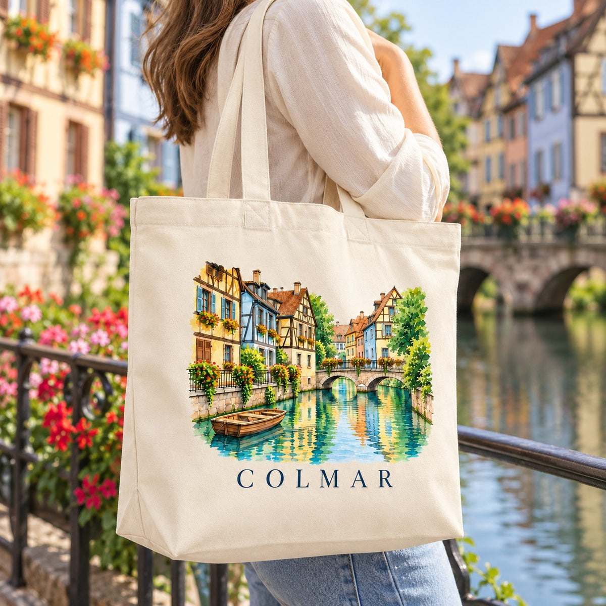 Tote bag Colmar Premium porté à l'épaule le long d'un canal de la Petite Venise