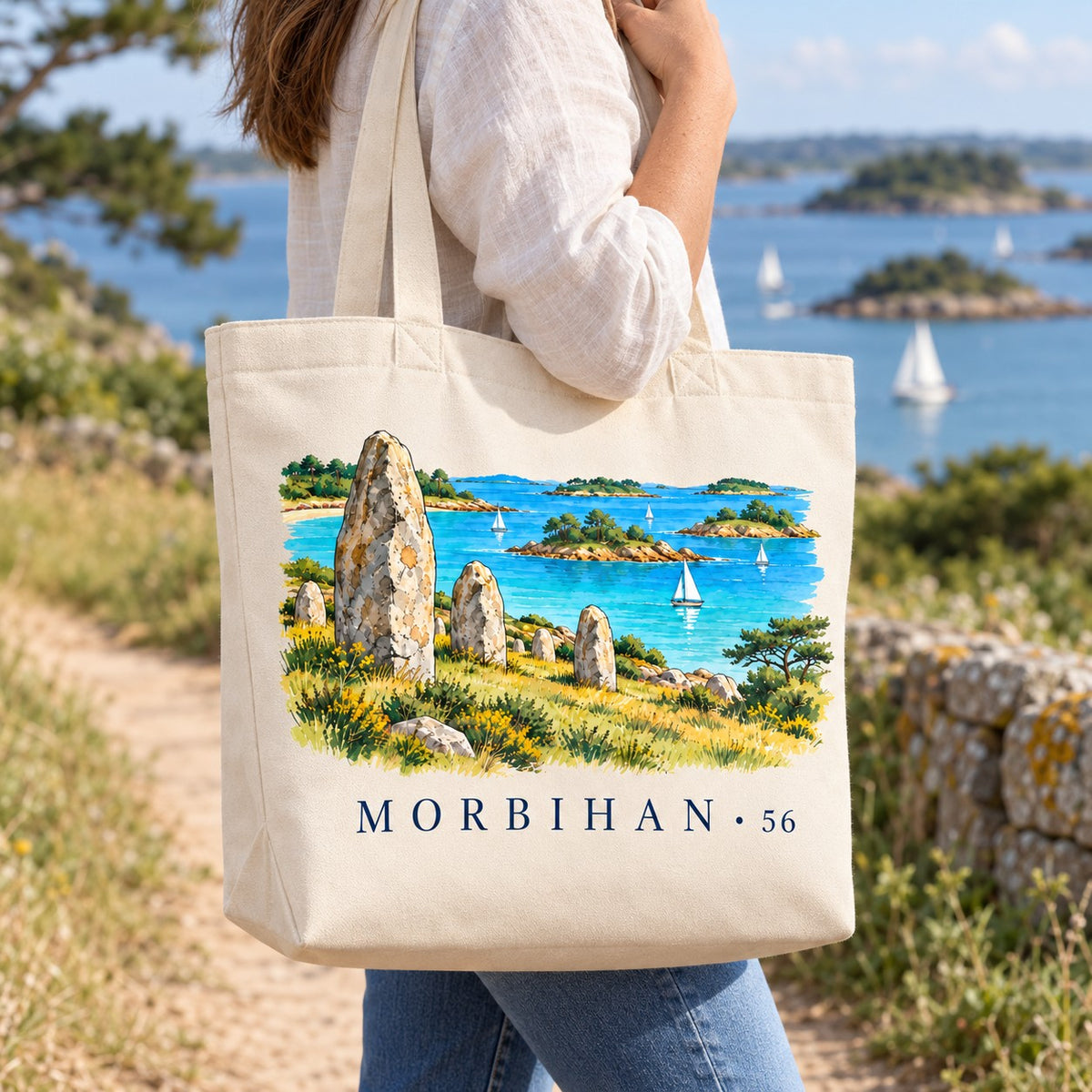 Tote bag Morbihan (56) Premium porté à l'épaule sur un sentier côtier face au golfe et à ses îles