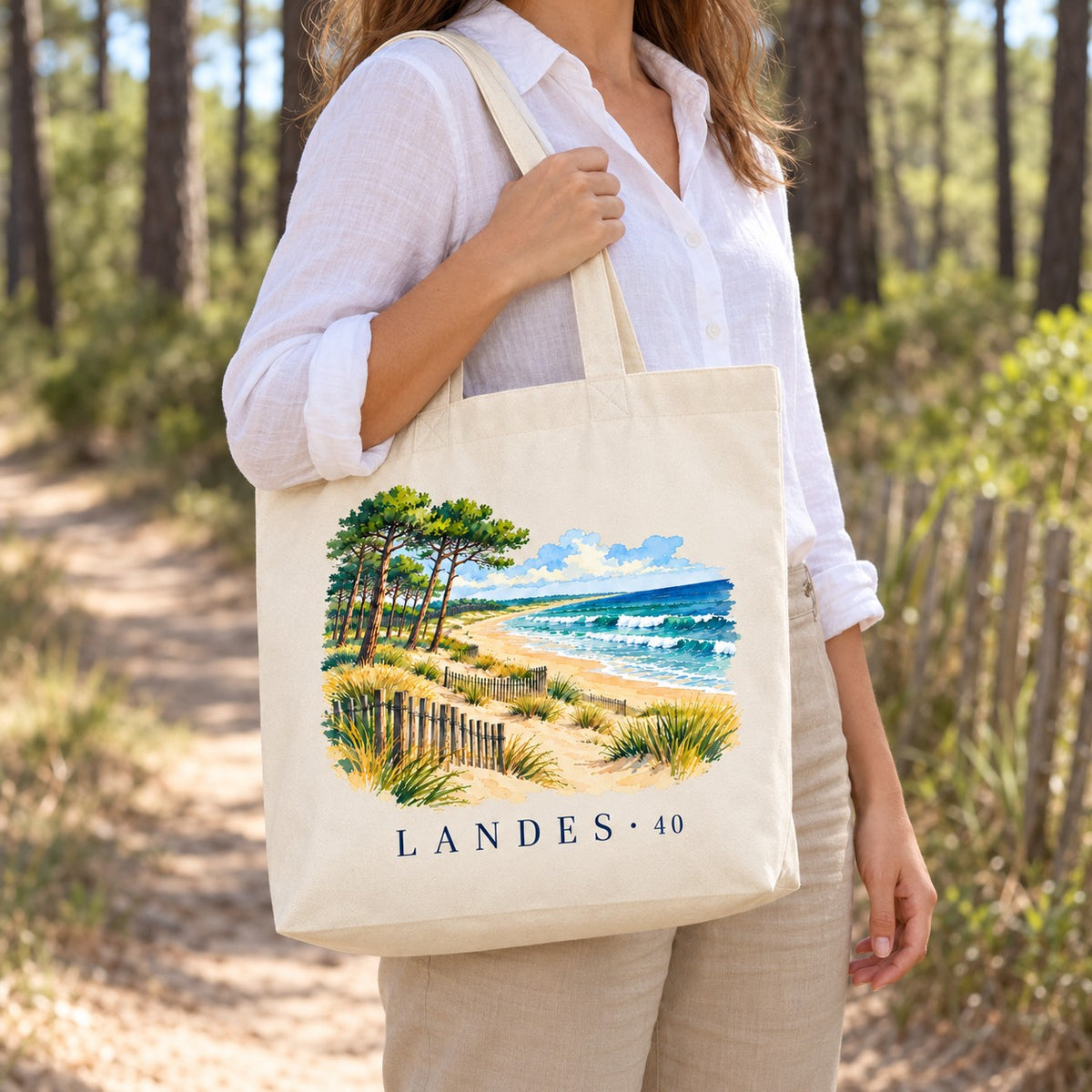 Tote bag Landes (40) Premium porté à l'épaule sur un sentier sous les pins