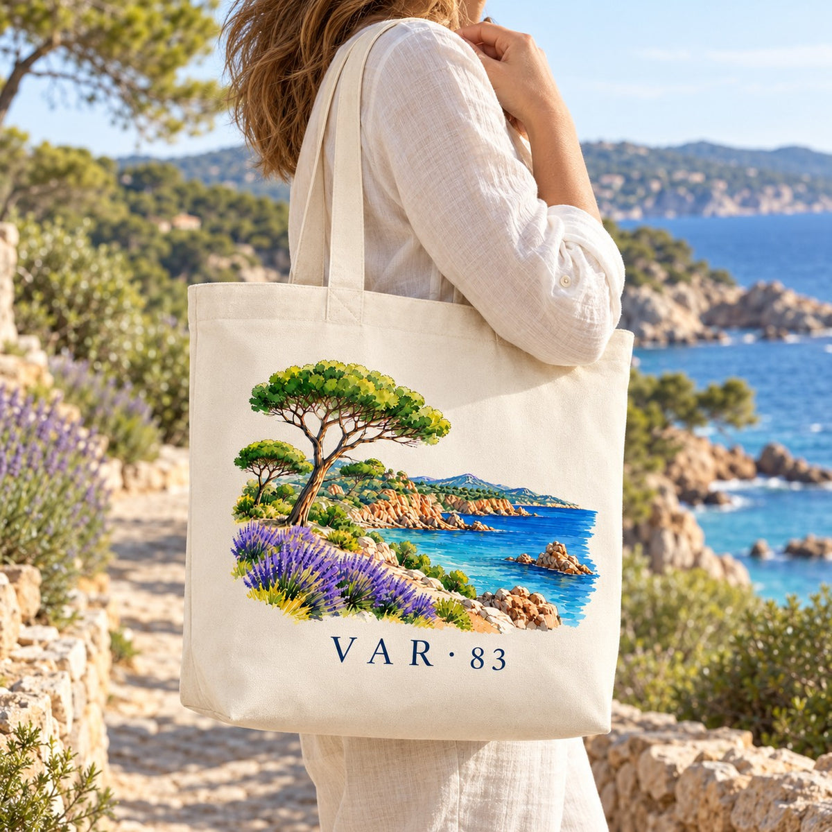 Tote bag Var (83) Premium porté à l'épaule sur un sentier du littoral, criques en arrière-plan