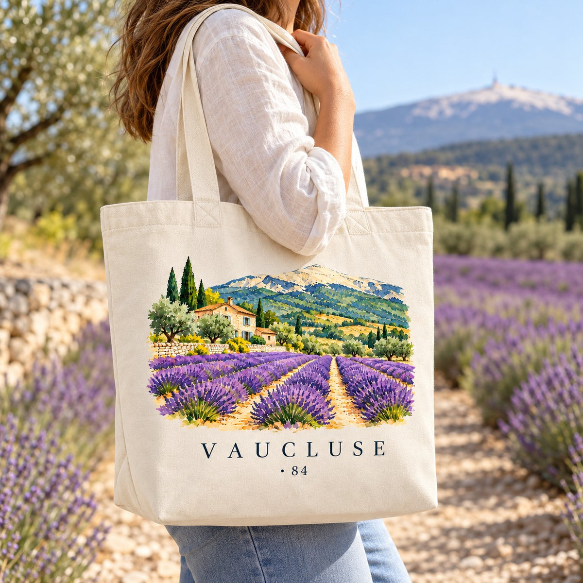 Tote bag Vaucluse (84) Premium porté à l'épaule sur un chemin entre les rangs de lavande, mont Ventoux en arrière-plan