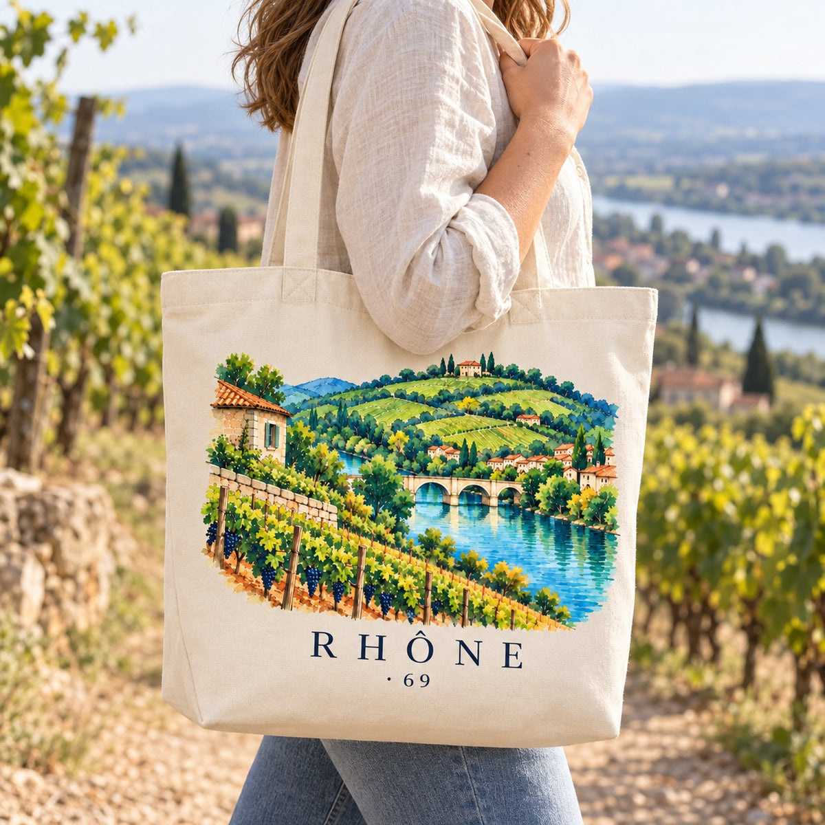 Tote bag Rhône (69) Premium porté à l'épaule sur un chemin de vignes surplombant le fleuve