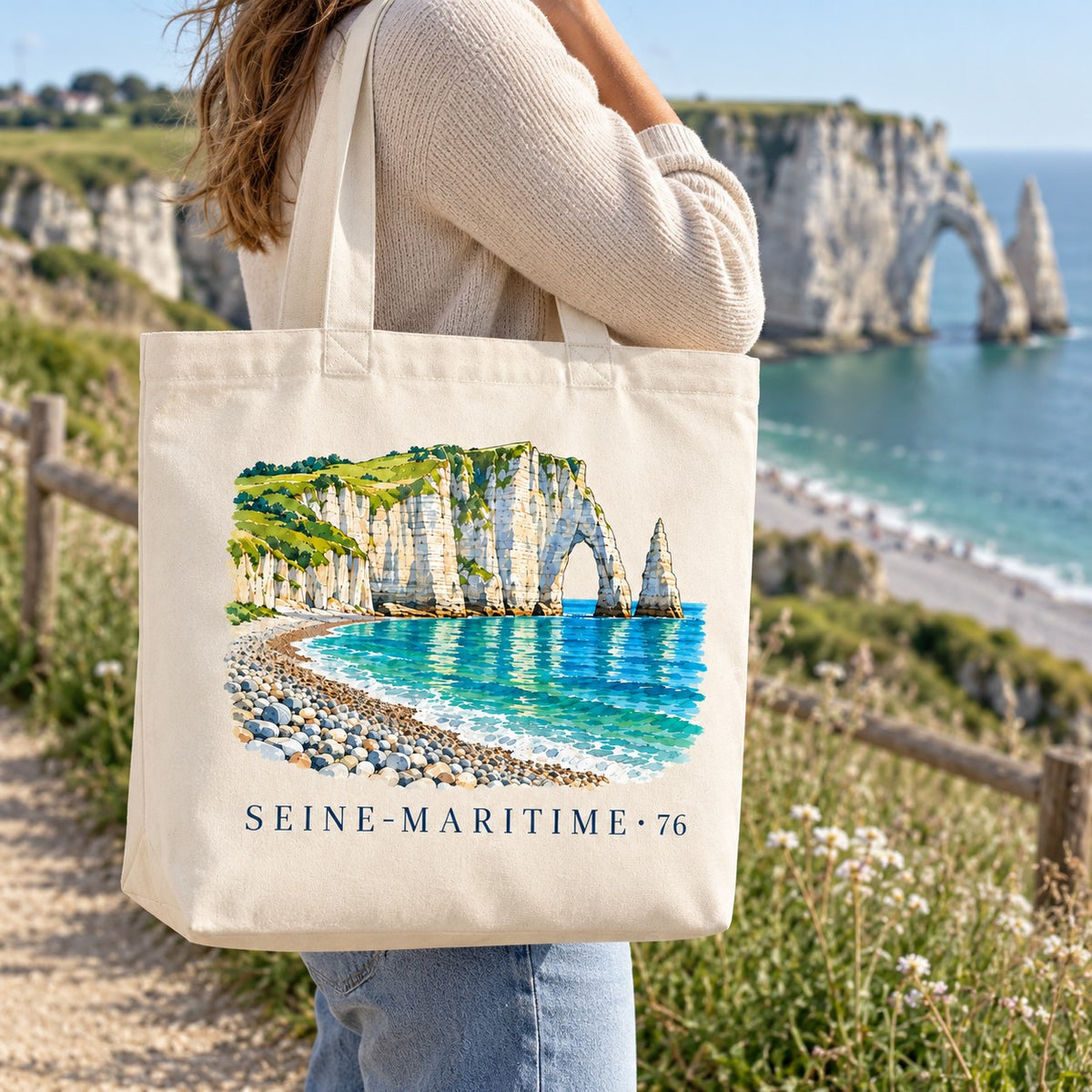 Tote bag Seine-Maritime (76) Premium porté à l'épaule sur le sentier des falaises, arche et aiguille en arrière-plan