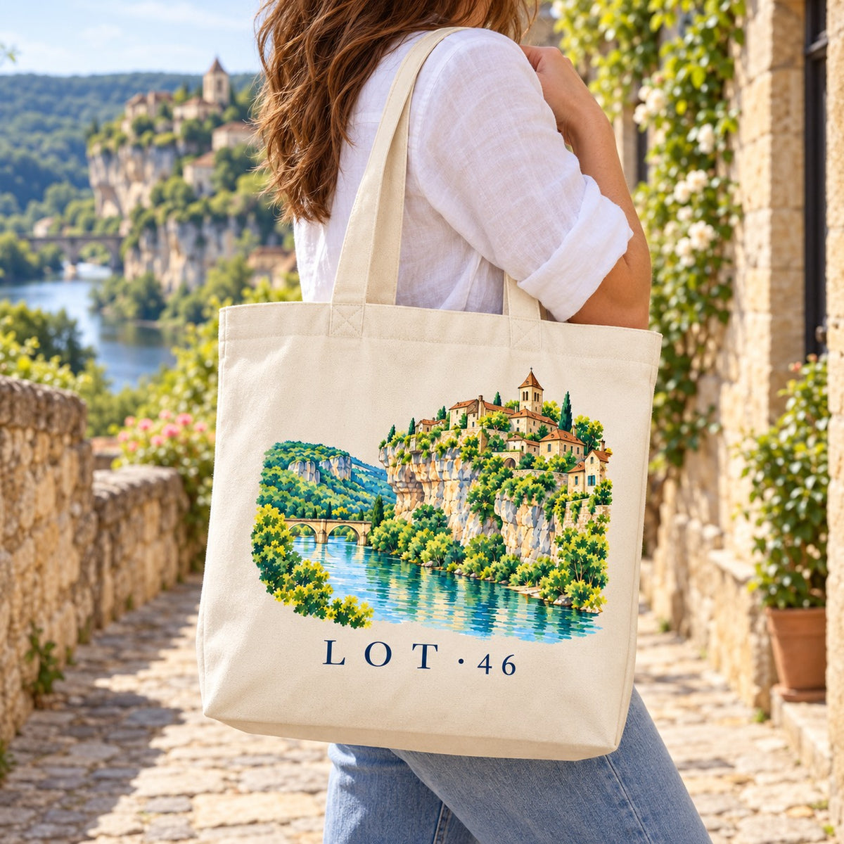 Tote bag Lot (46) Premium porté à l'épaule dans une ruelle de village perché, vallée en arrière-plan