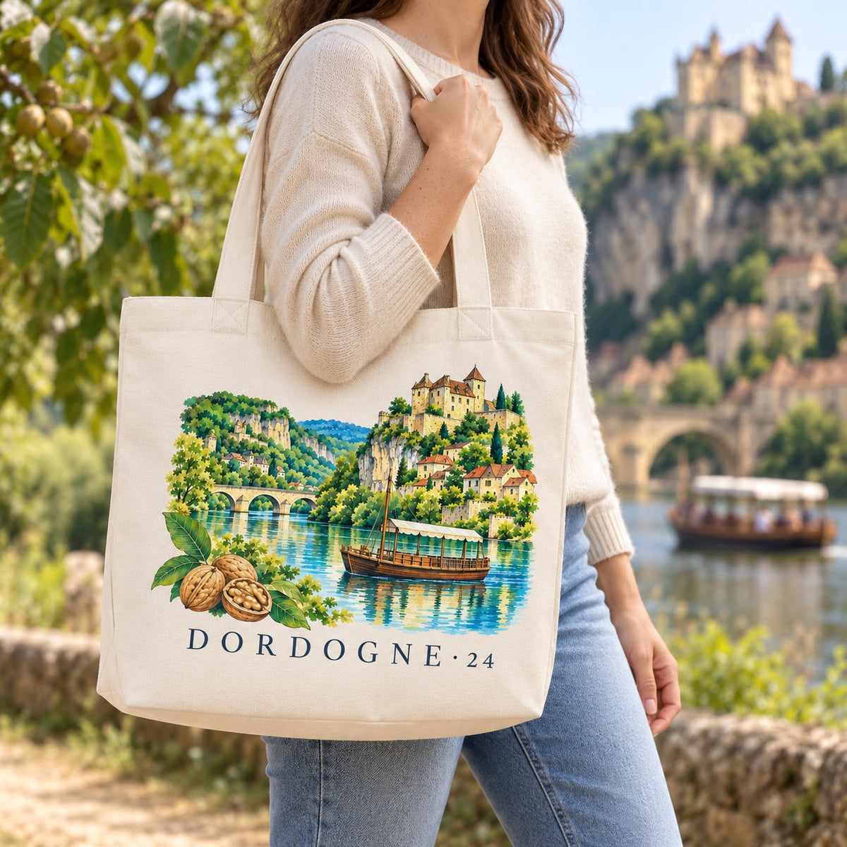 Tote bag Dordogne (24) Premium porté à l'épaule sur un chemin au bord de la rivière, château perché et gabarre en arrière-plan