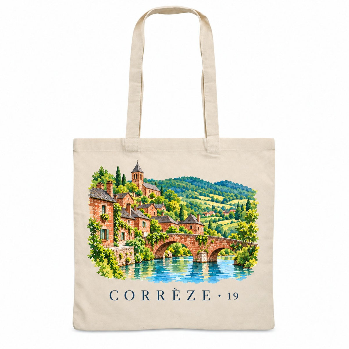 Tote bag Corrèze (19) Essentiel, sac plat en coton naturel 140 g/m² de 38 × 42 cm, illustration aquarelle d'un village de grès rouge, d'un pont et des collines vertes