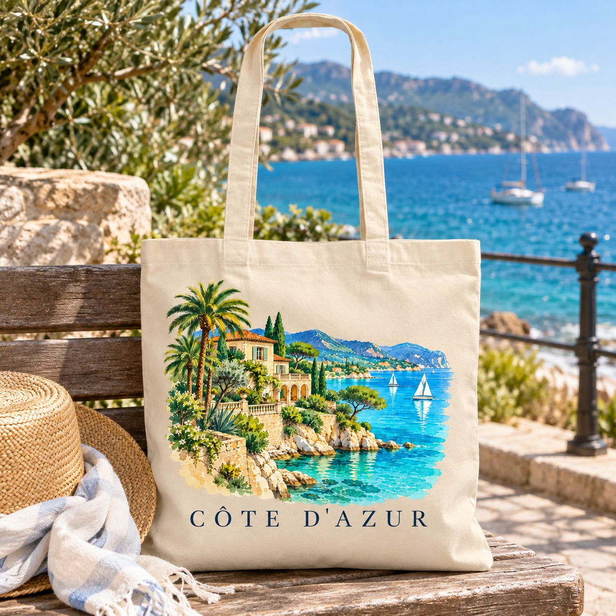 Tote bag Côte d'Azur Essentiel posé sur un banc face à la mer