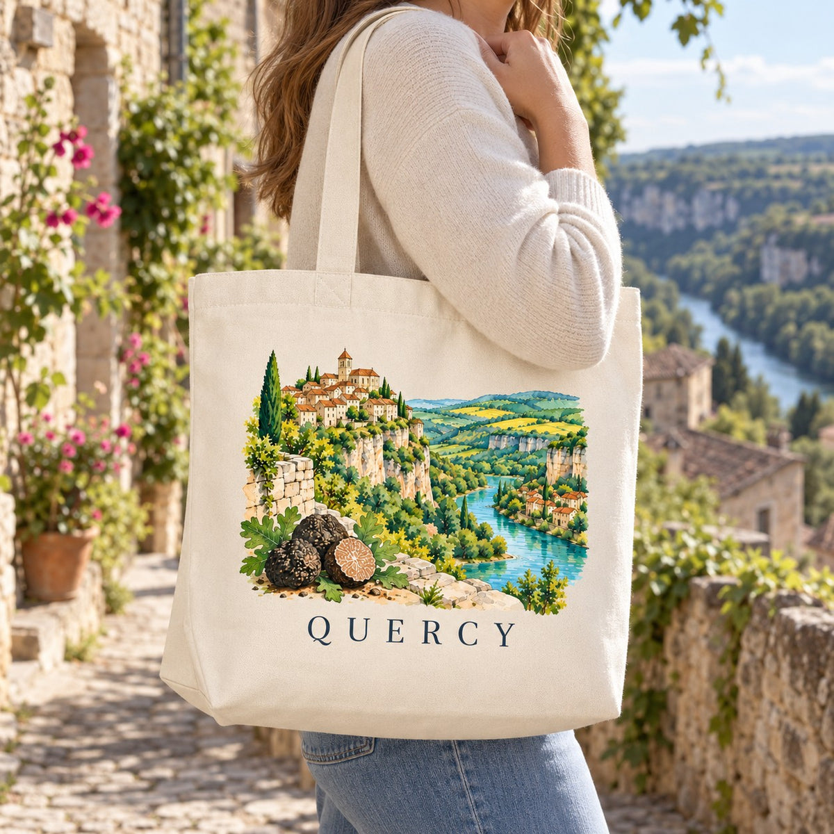Tote bag Quercy Premium porté à l'épaule dans une ruelle de pierre
