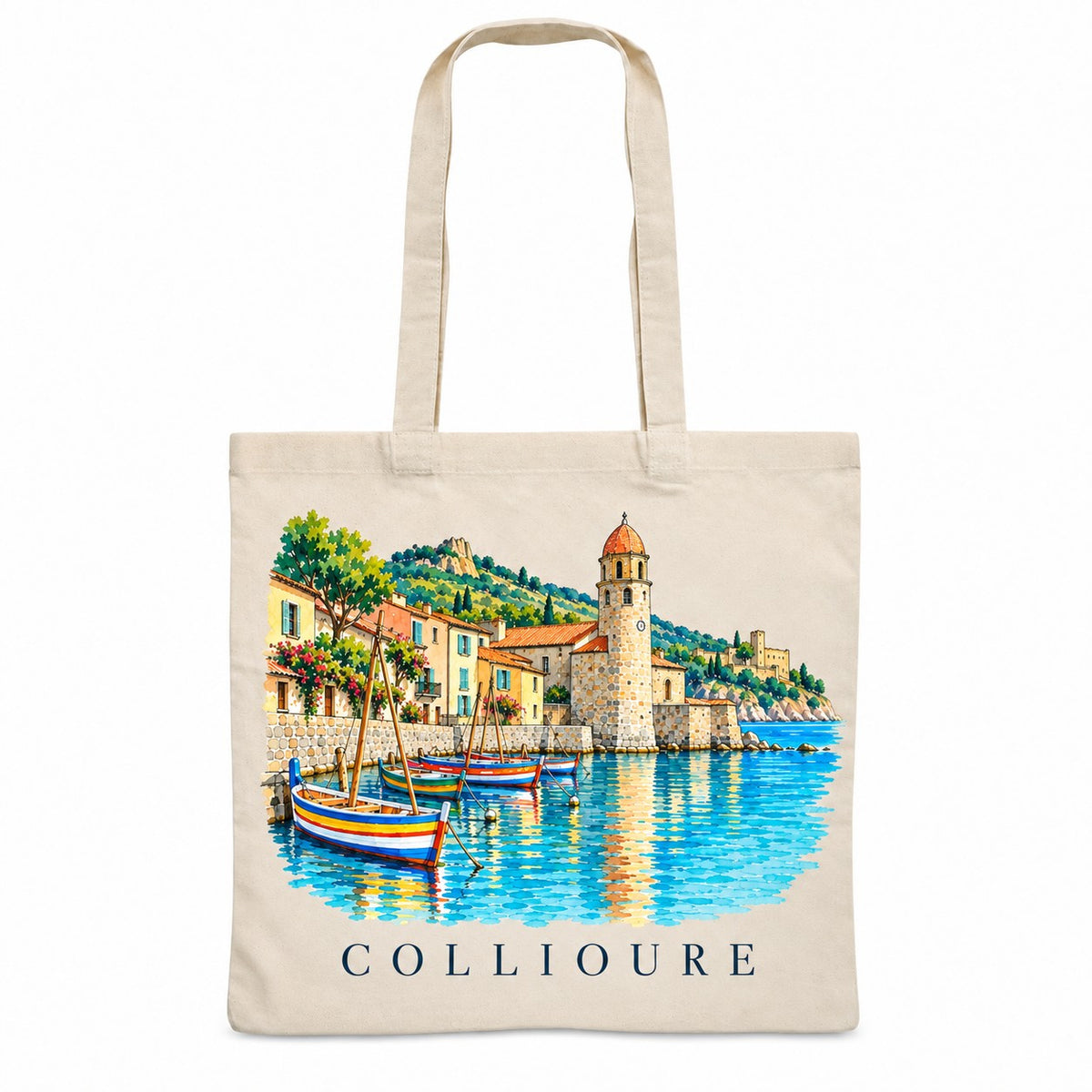 Tote bag Collioure Essentiel, sac plat en coton naturel 140 g/m² de 38 × 42 cm, illustration aquarelle du clocher au bord de l'eau et des barques catalanes