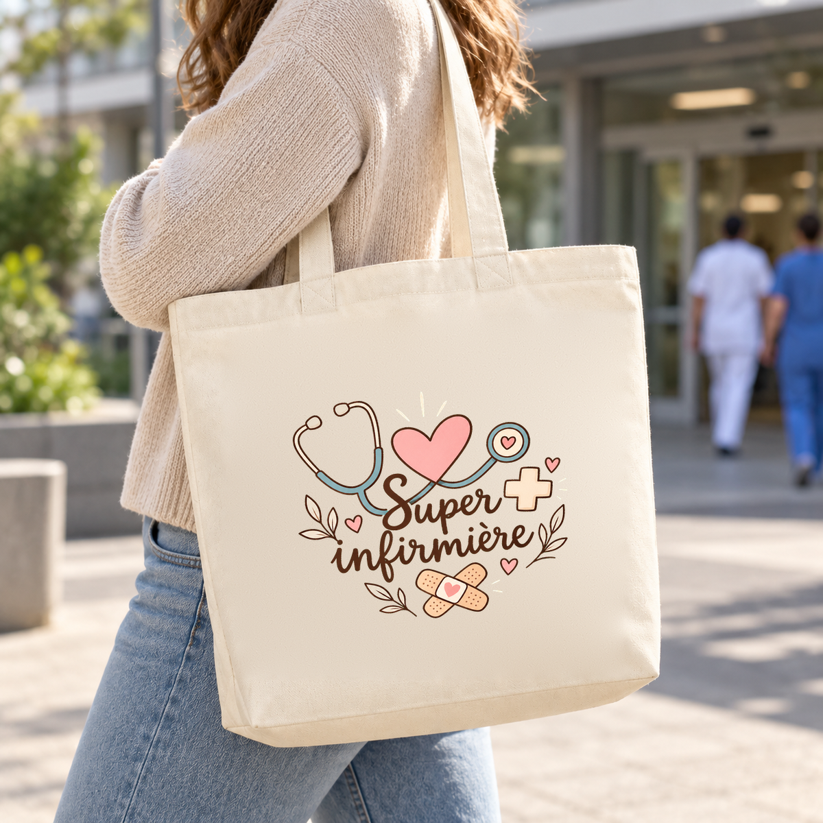 Tote bag infirmière « Super infirmière » Premium porté à l'épaule dans le hall d'un hôpital