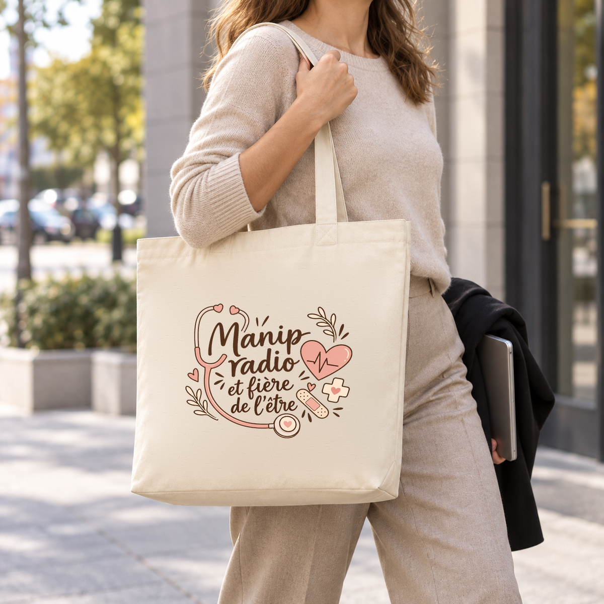 Tote bag manipulatrice radio « Manip radio et fière de l'être » Premium porté à l'épaule dans la rue, en arrivant à l'hôpital