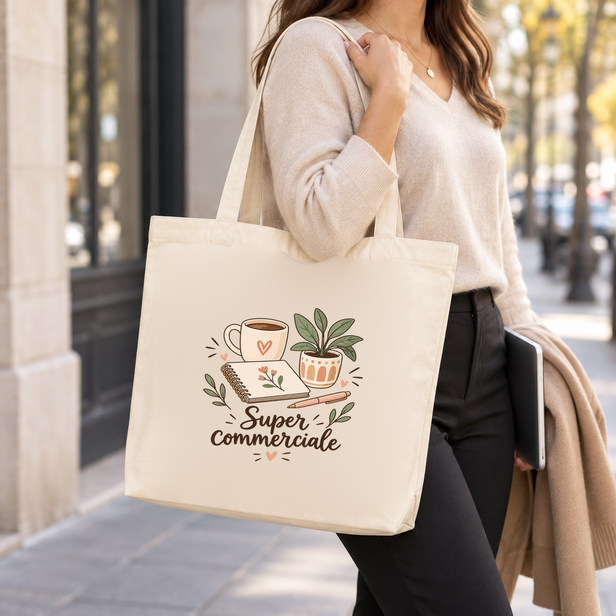 Tote bag commerciale « Super commerciale » Premium porté à l'épaule dans la rue, un ordinateur sous le bras