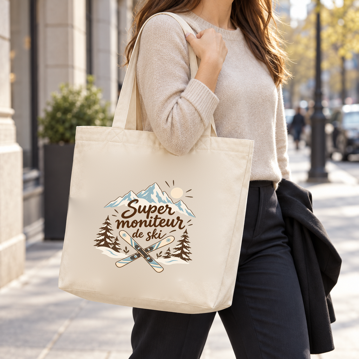 Tote bag moniteur de ski « Super moniteur de ski » Premium porté à l'épaule dans la rue d'une station de ski