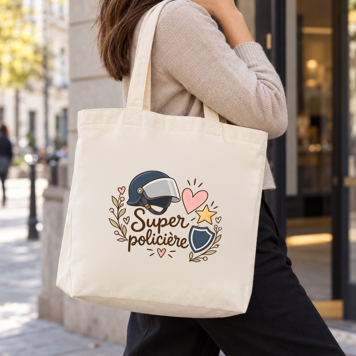 Tote bag policière « Super policière » Premium porté à l'épaule dans la rue, en fin de journée