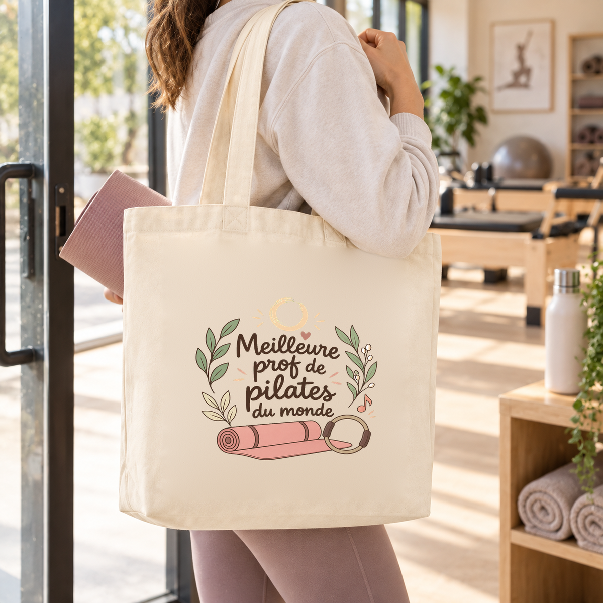 Tote bag prof de pilates « Meilleure prof de pilates du monde » Premium porté à l'épaule dans un studio de pilates