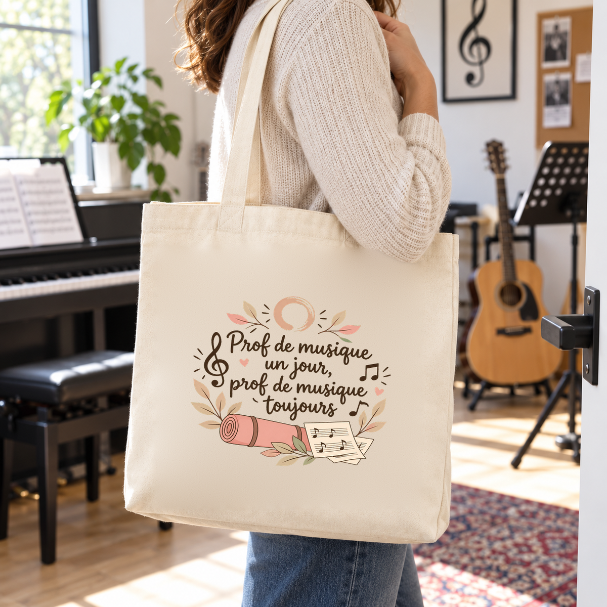 Tote bag prof de musique Premium porté à l'épaule dans une salle de musique, devant un piano