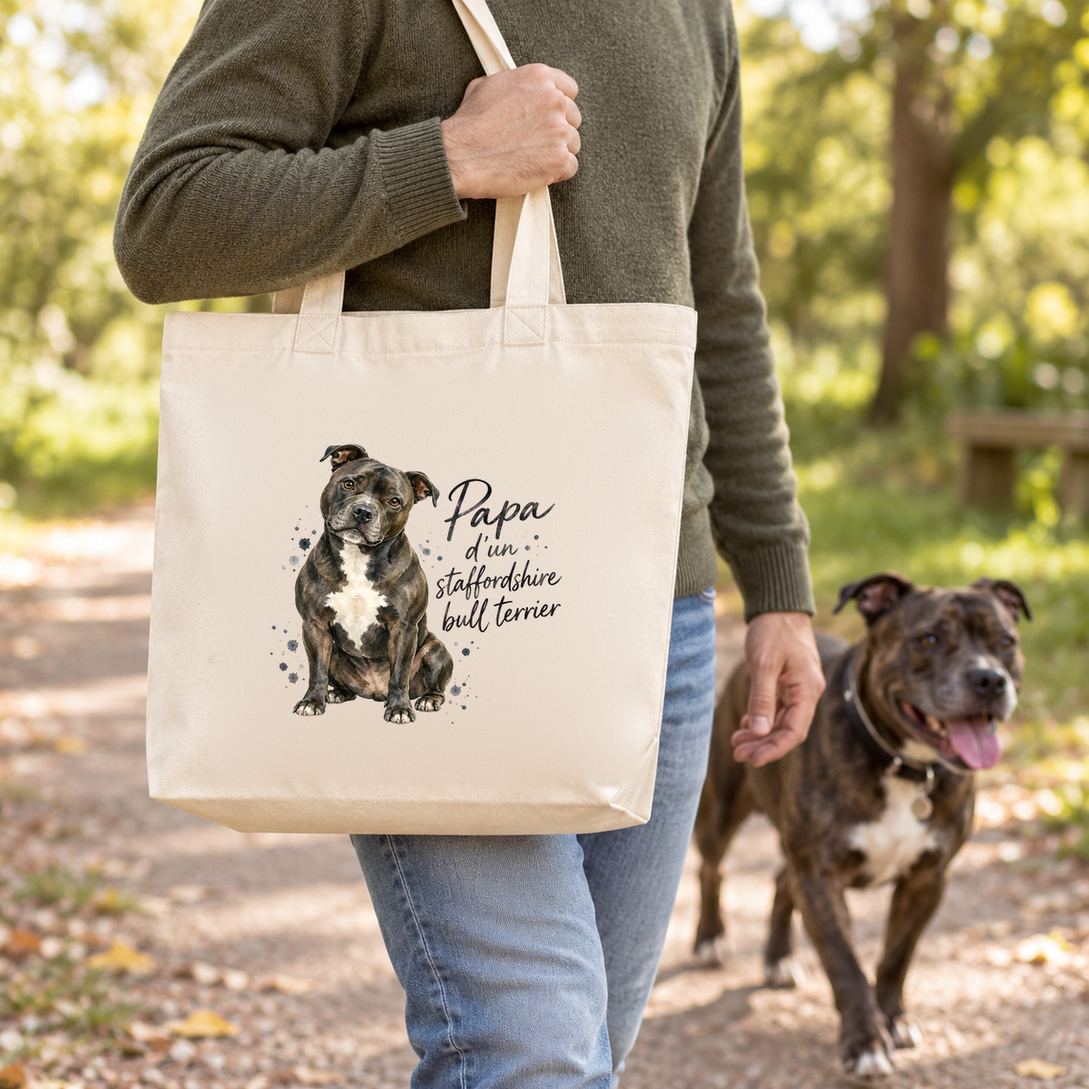 Tote bag staffordshire bull terrier « Papa d'un staffordshire bull terrier » Premium porté à l'épaule en balade, avec son staffordshire bull terrier