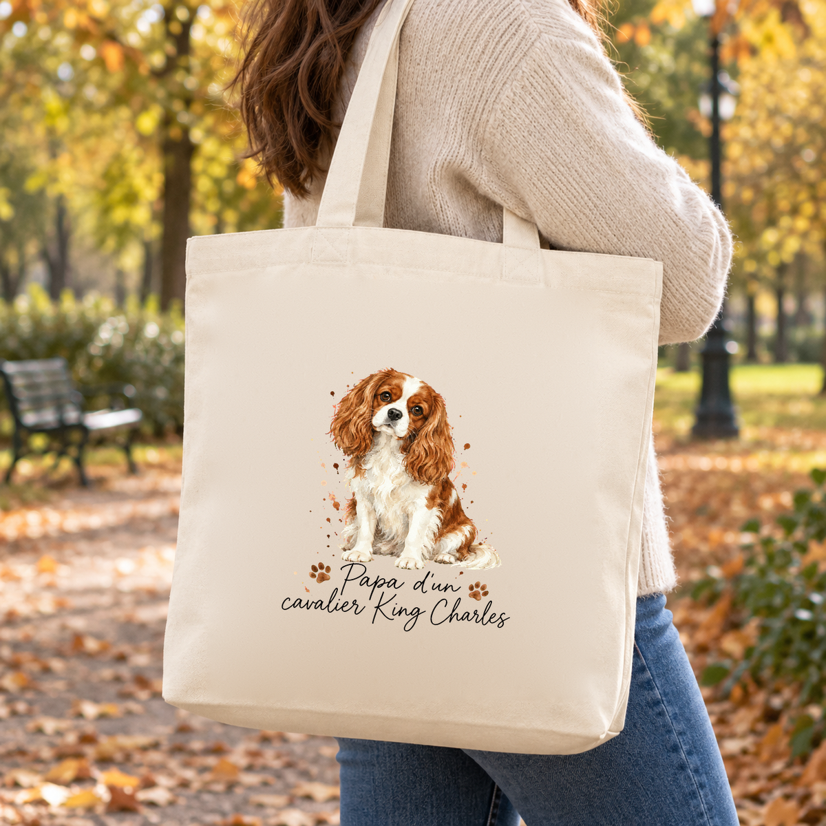 Tote bag cavalier King Charles « Papa d'un cavalier King Charles » Premium porté à l'épaule lors d'une balade d'automne dans un parc