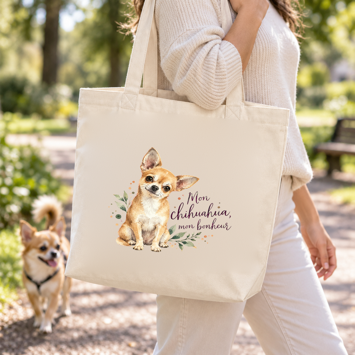 Tote bag chihuahua « Mon chihuahua, mon bonheur » Premium porté à l'épaule en balade dans un parc, avec son chihuahua