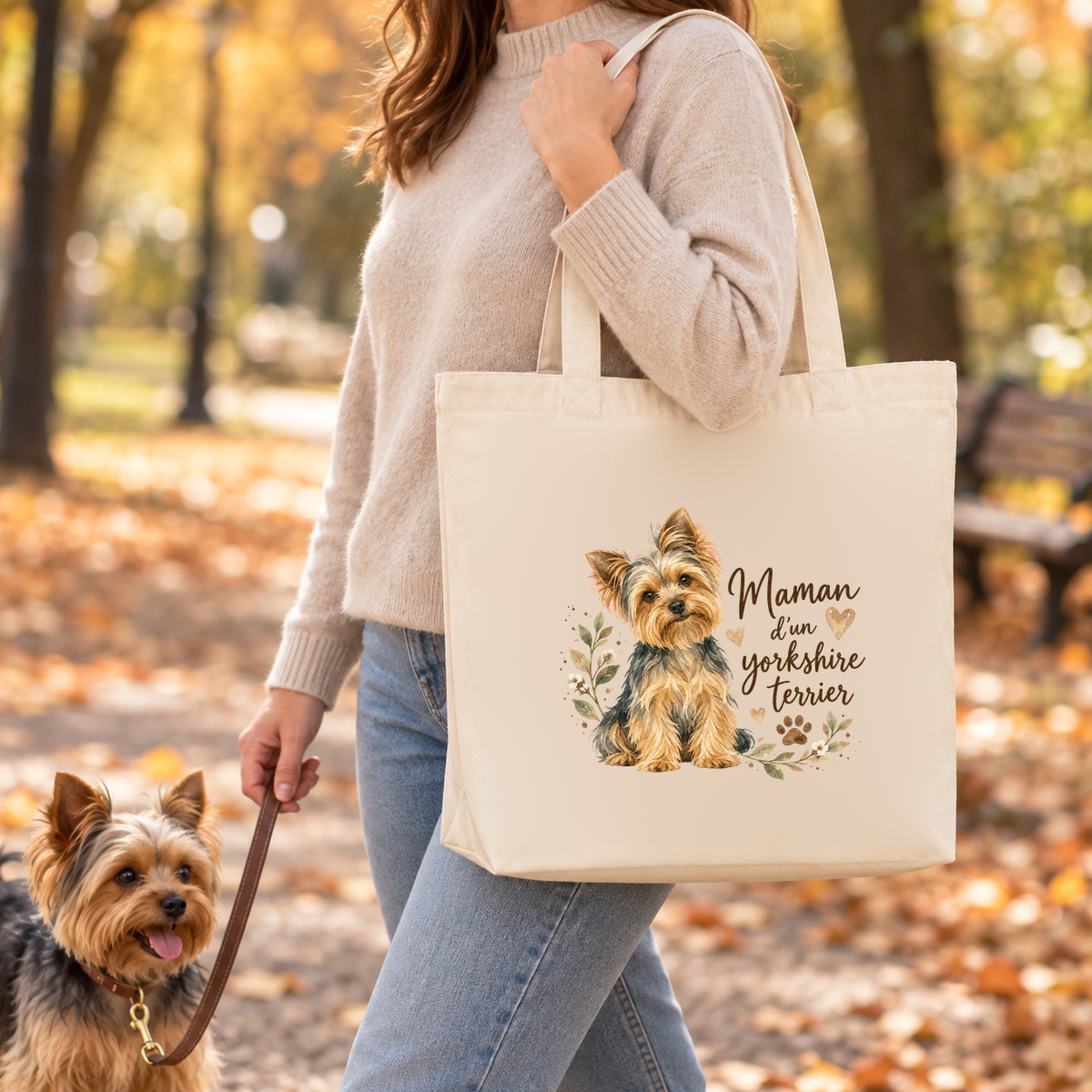 Tote bag yorkshire terrier « Maman d'un yorkshire terrier » Premium porté à l'épaule lors d'une balade d'automne, avec son yorkshire