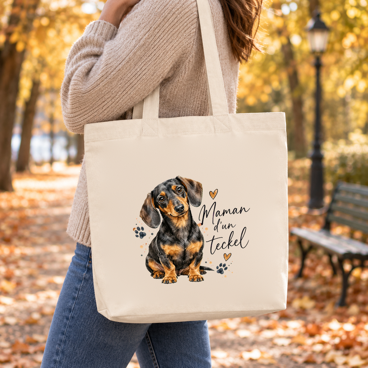 Tote bag teckel « Maman d'un teckel » Premium porté à l'épaule lors d'une balade d'automne dans un parc